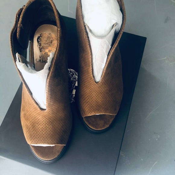 Vince Camuto- NIB Woman Pumpernickle Suede Front VCut PeepToe , Size 8W - Picture 4 of 9